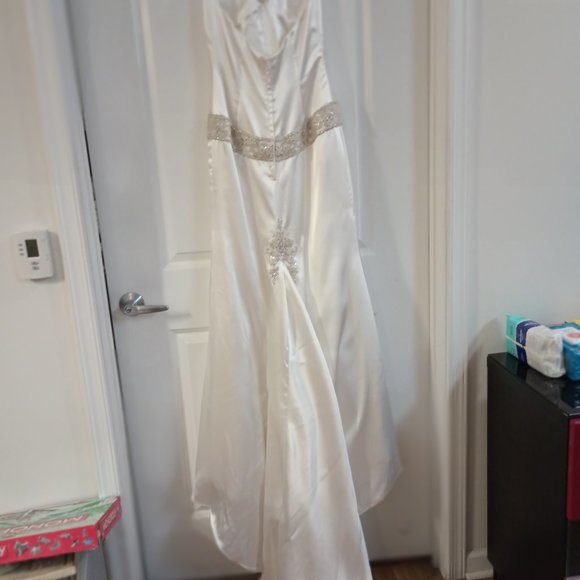 Gorgeous beautiful shape used Galina Signature Wedding gown Ivory, halter Size 6 - Picture 4 of 11